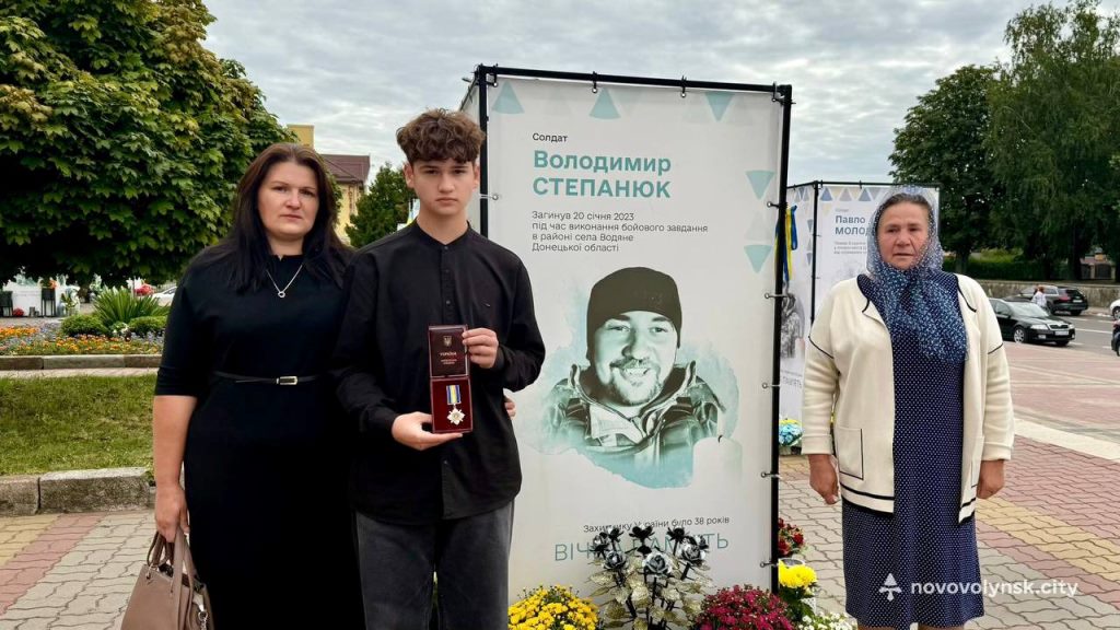У Нововолинську рідним загиблих воїнів вручили їх посмертні нагороди