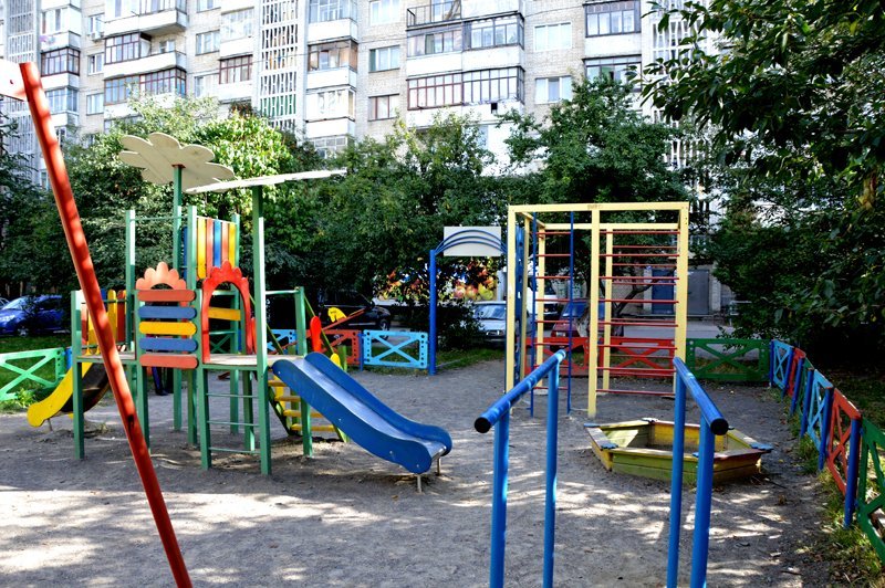 У Луцьку триває ремонт обладнання на дитячих майданчиках