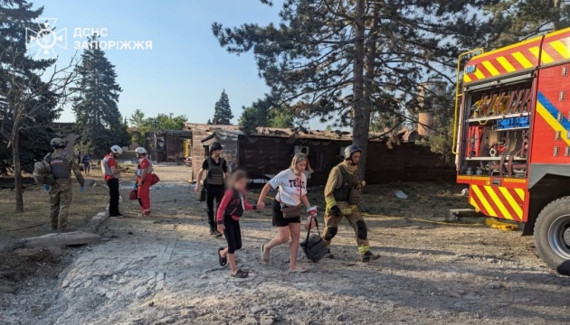росіяни вдарили по базі відпочинку у Запорізькому районі: серед поранених двоє дітей