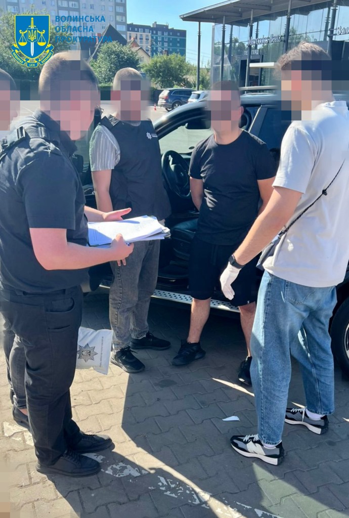 «Вирішував питання» у сервісному центрі МВС – волинянину повідомили про підозру у зловживанні впливом