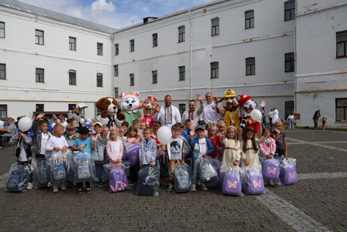 У Луцьку першокласники отримали рюкзаки у рамках акції «Скоро до школи»
