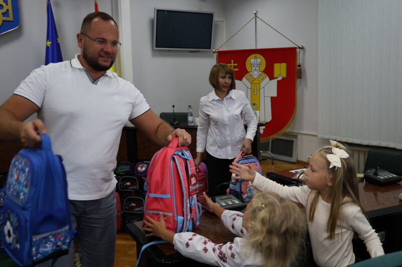 Поліщук вручив дітям пільгових категорій перші у їхньому житті шкільні портфелі
