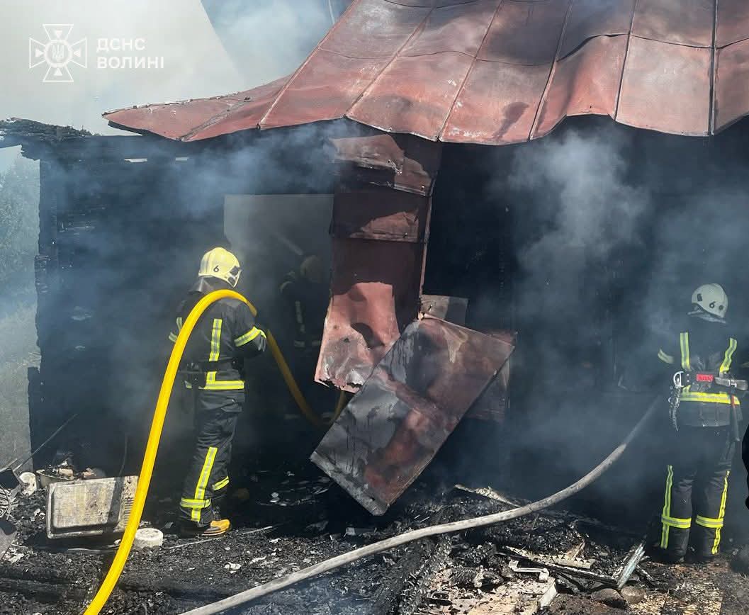 У Луцькому районі через замикання загорівся житловий будинок