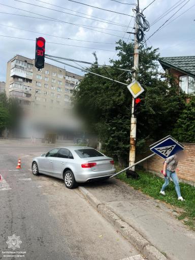 У Луцьку водійка наїхала на дорожній знак