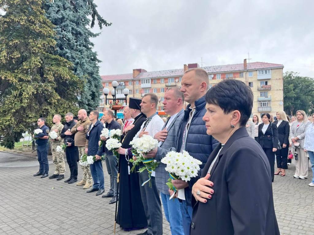 День Незалежності у Володимирі розпочали із вшанування Героїв, які віддали життя за нашу волю