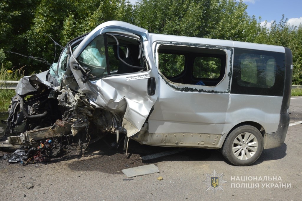 Слідчі з’ясовують обставини смертельної ДТП поблизу села Угринів