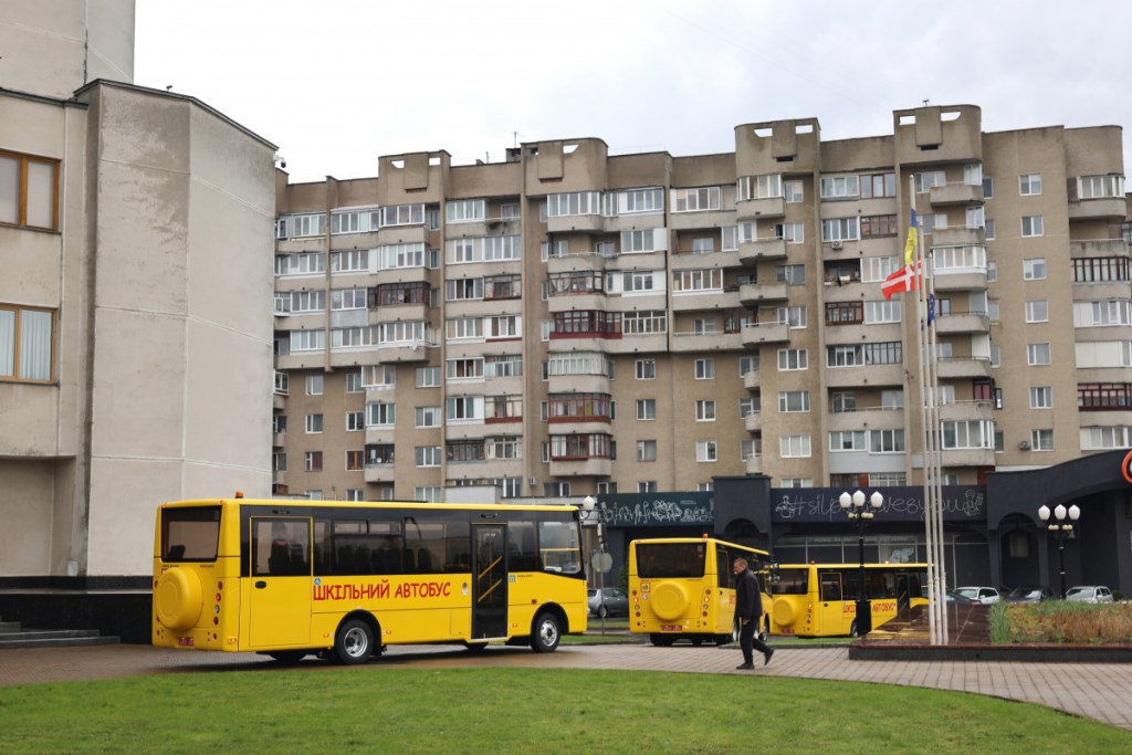 Дев’ять громад Волині отримали нові шкільні автобуси