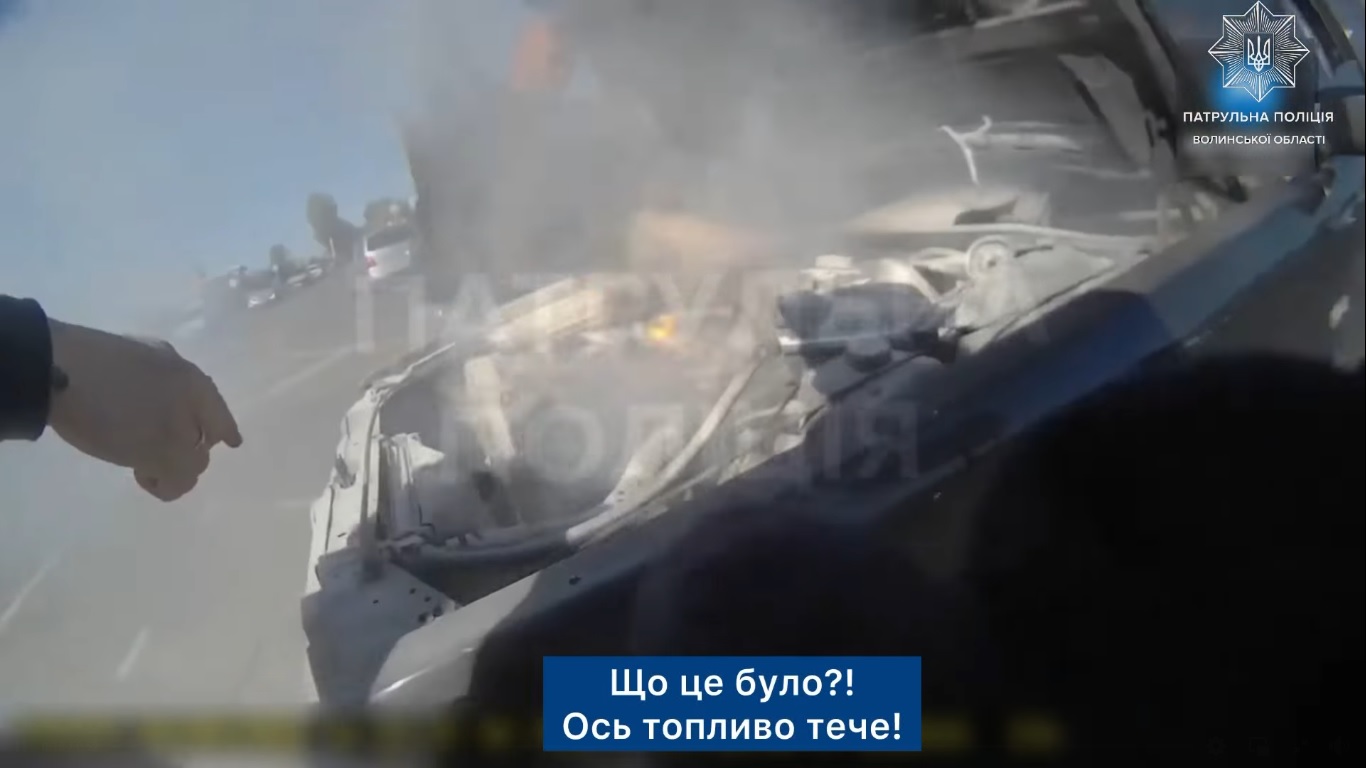У Луцьку патрульні допомогли водієві, чия автівка загорілася просто посеред дороги