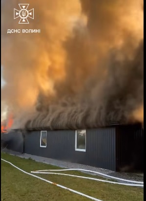 Луцькі рятувальники ліквідували пожежу в господарській споруді