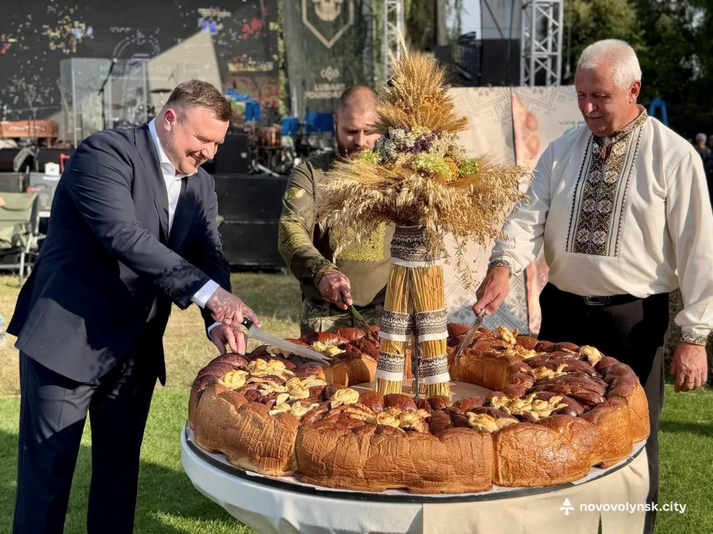 У Нововолинську презентували рекордний калач