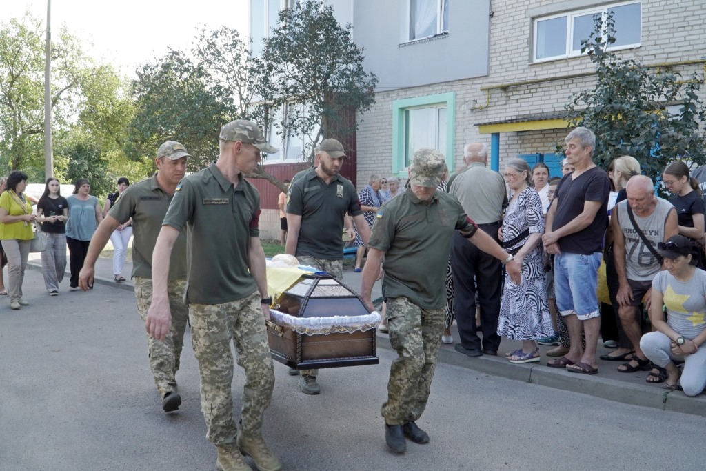 Володимирська громада проводжала в останню земну дорогу загиблого воїна Максима Романюка