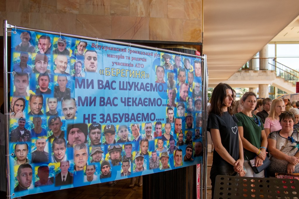 У Луцьку відкрили фотовиставку, присвячену Захисникам України, які зникли безвісти або перебувають у полоні