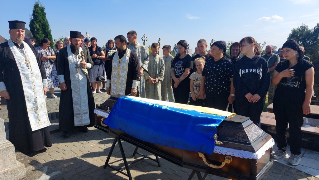 В Устилузькій громаді попрощалися із воїном Володимиром Калитюком