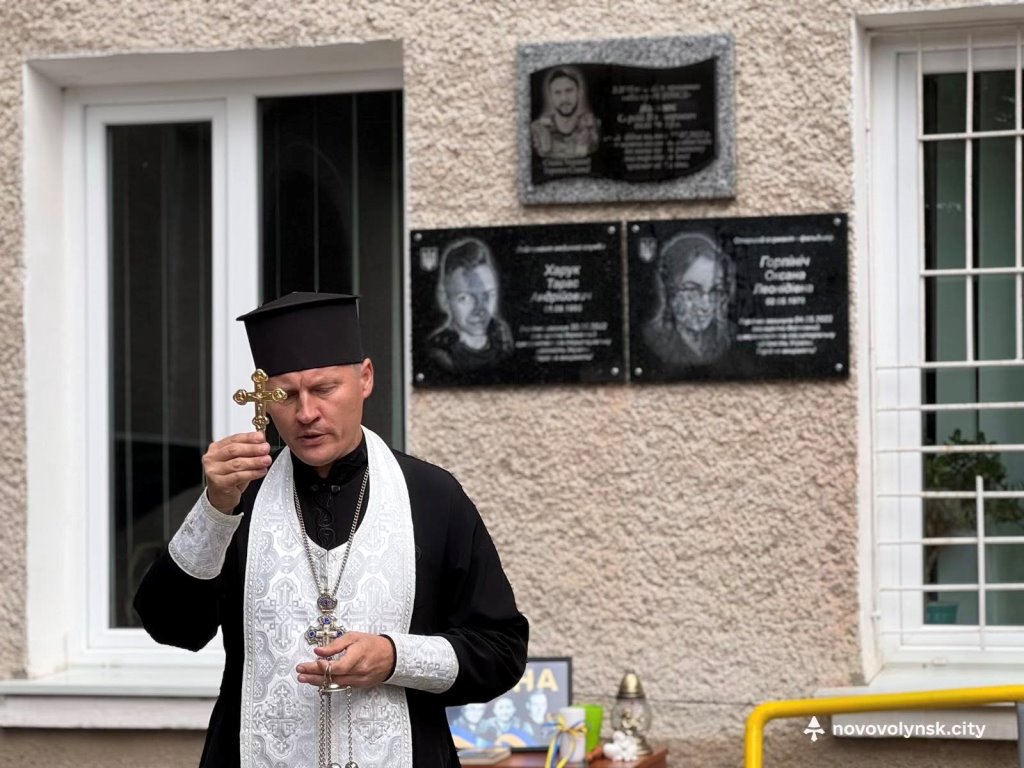 Шана військовим медикам: на фасаді Нововолинського Центру ПМСД встановили меморіальні дошки