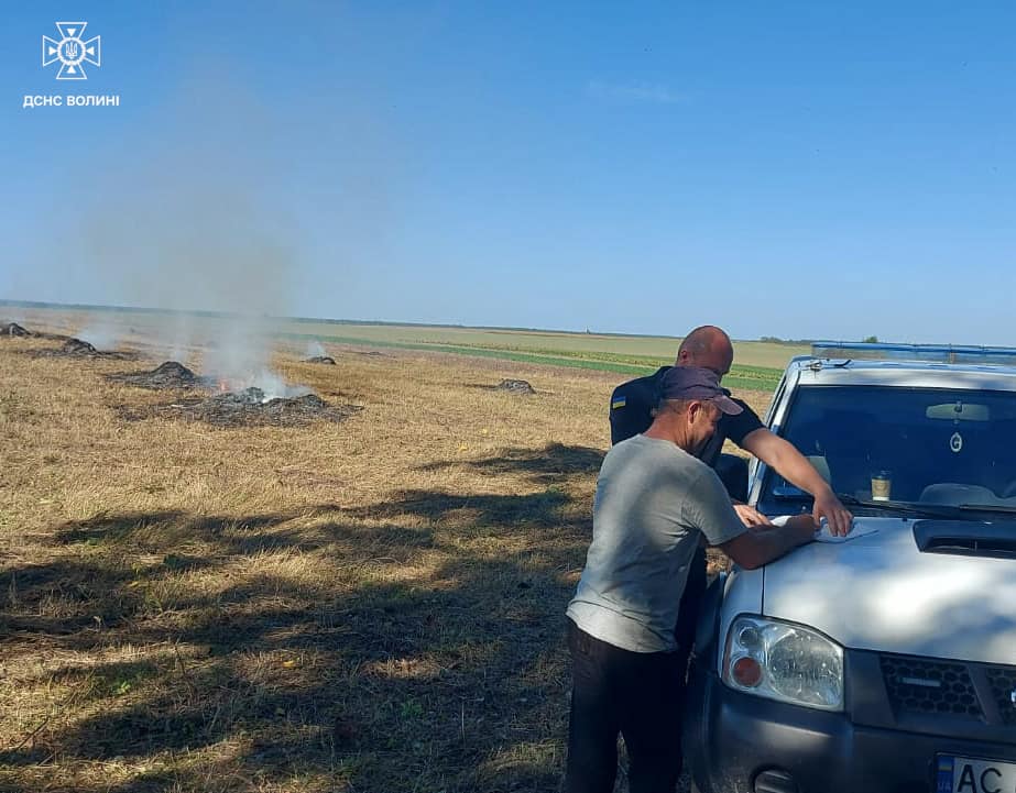 В Олицькій громаді рятувальники винесли постанову на чоловіка, який спалював суху траву