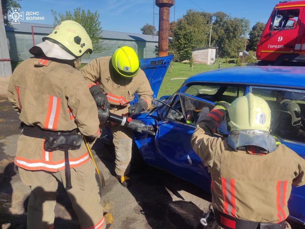 Волинські рятувальники відпрацювали навчання з ліквідації наслідків ДТП