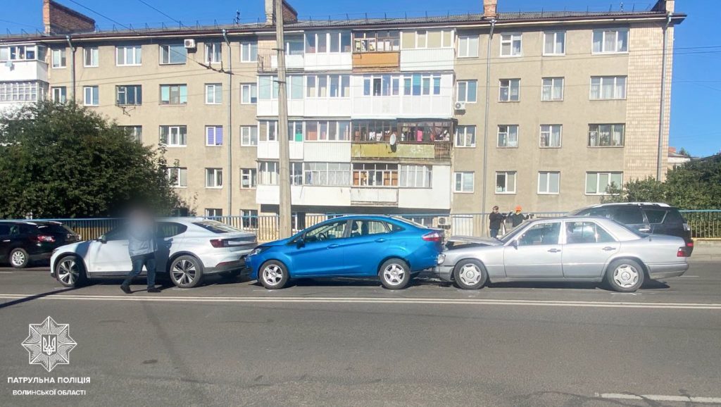 У Луцьку сталася ДТП за участю трьох автомобілів
