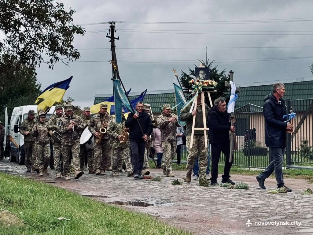 У Нововолинській громаді попрощалися із загиблим на Харківщині воїном Романом Красюковим
