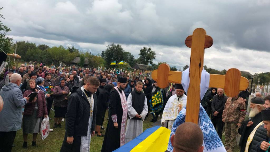 Прощання з Героєм: у Колківській громаді поховали воїна Вячеслава Лошака