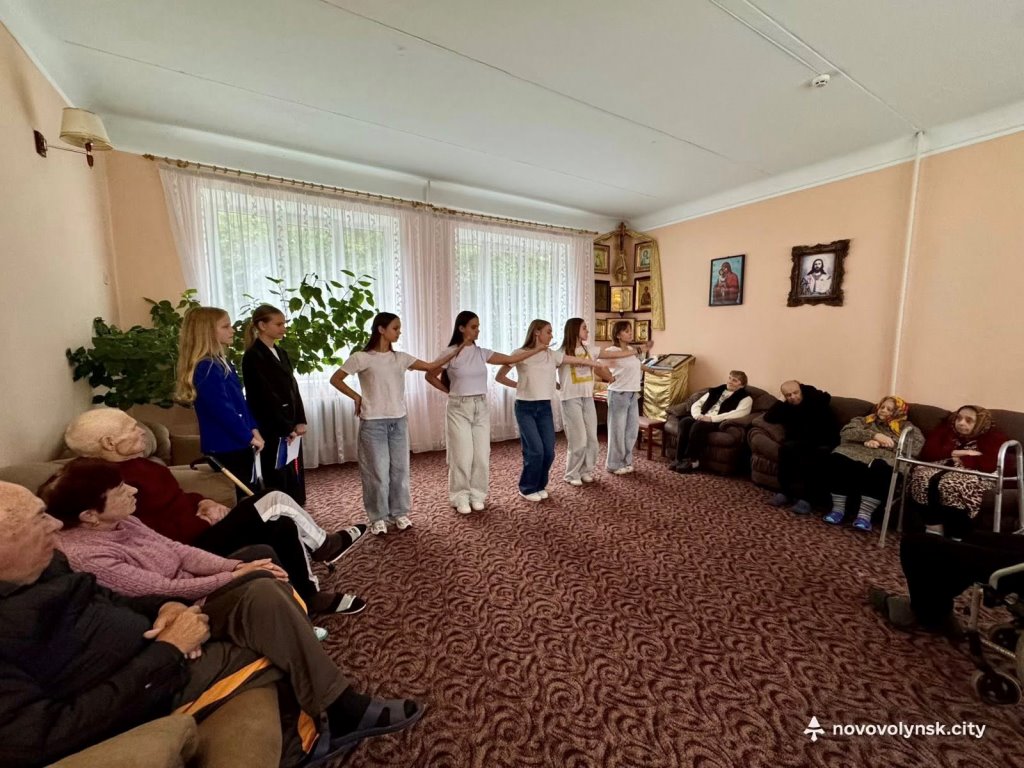 У Нововолинській громаді у відділенні стаціонарного догляду організували захід до Дня людей похилого віку