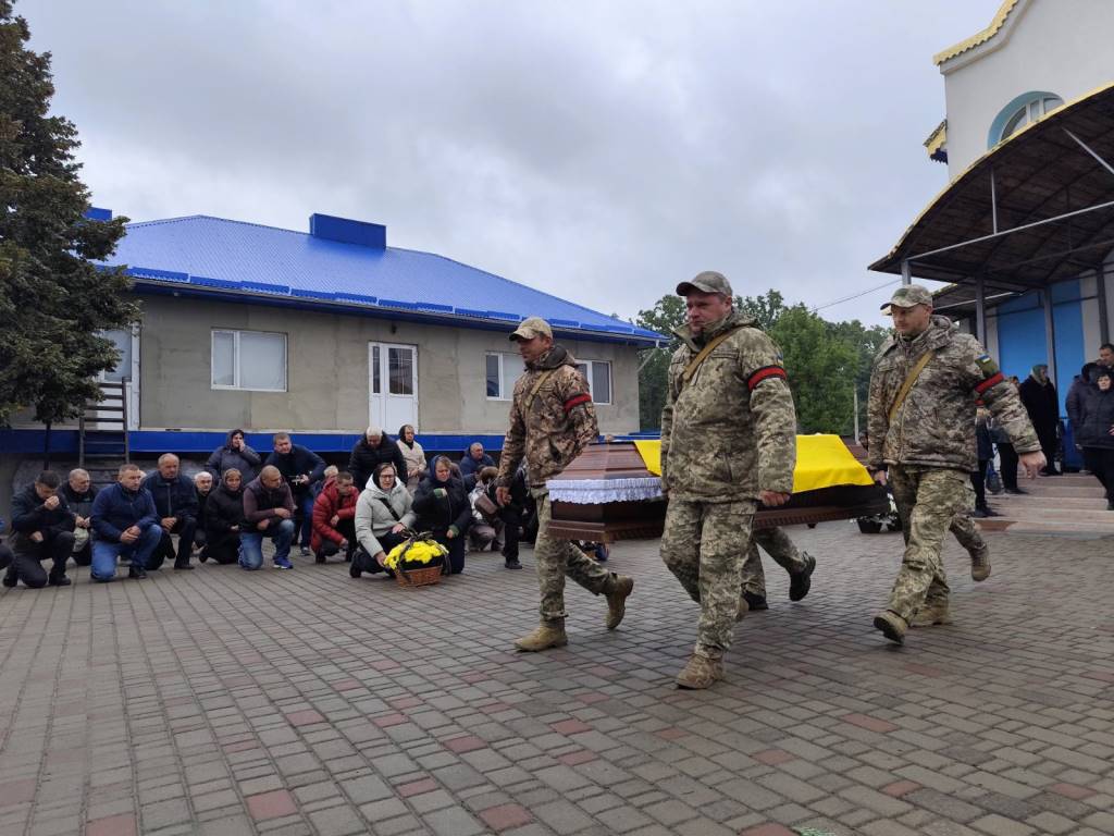 У Ківерцівській громаді попрощалися із воїном Віктором Мельничуком