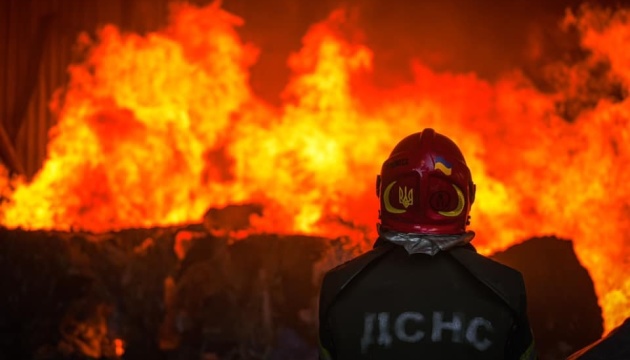 Через атаку дронів у двох районах Київщини сталися пожежі