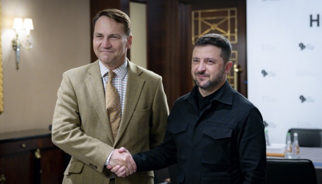 Зеленський обговорив з Сікорським протидію російським дронам та побудову системи захисту