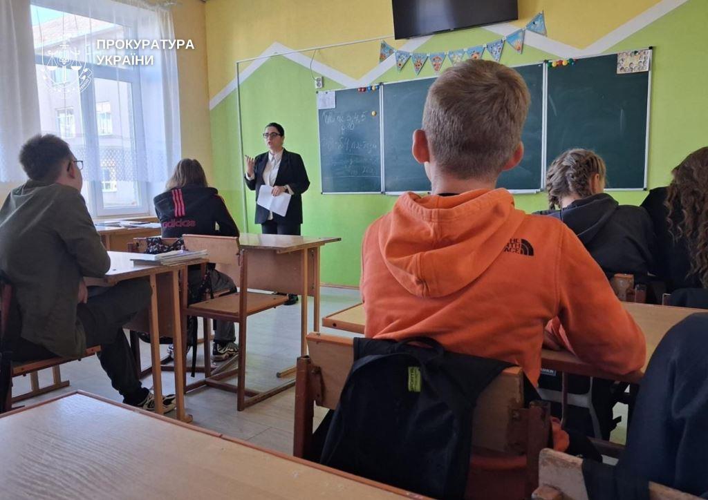 Ювенальні прокурори на Волині проводять зустрічі із підлітками у школах
