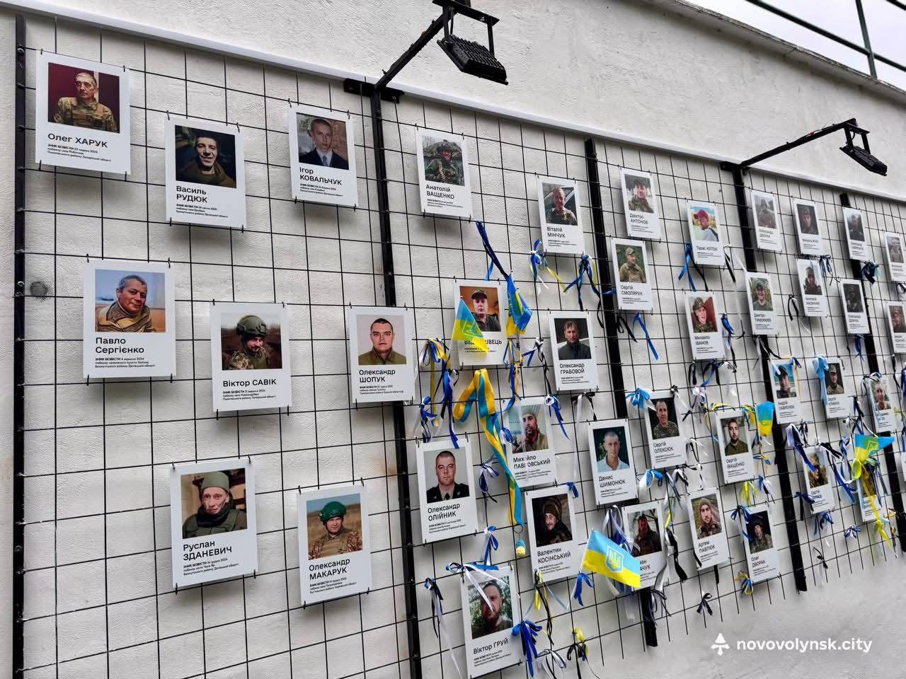 Нові портрети зʼявилися на «Стіні Надії» в Нововолинську