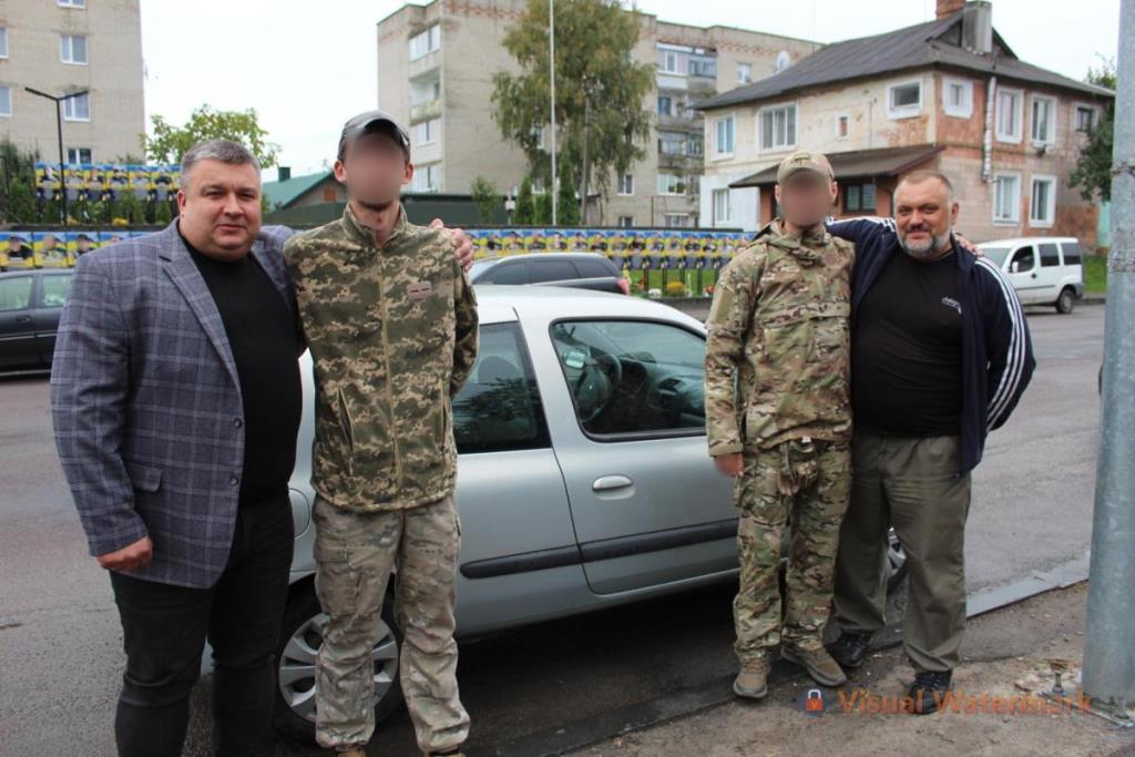 У Рожищенській громаді придбали та передали автомобіль захисникам
