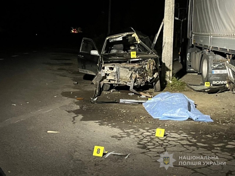 Водій загинув, а пасажир отримав травми: у Княгининку ВАЗ 2109 зіткнувся з електроопорою