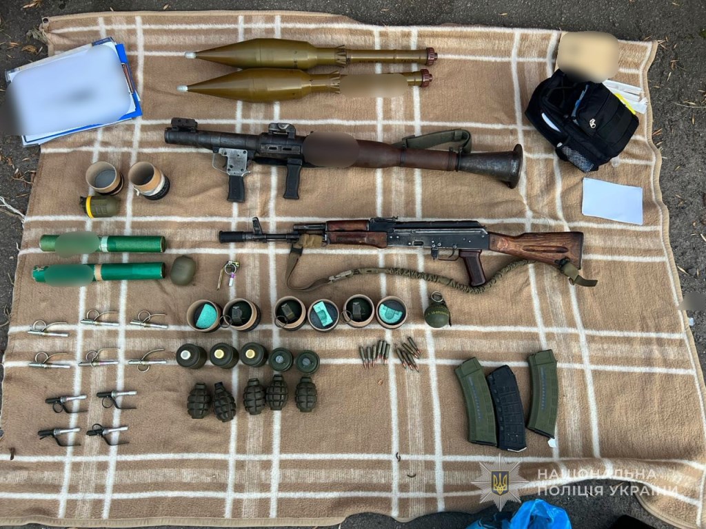 Поліцейські виявили арсенал зброї у гаражі лучанина – його затримали