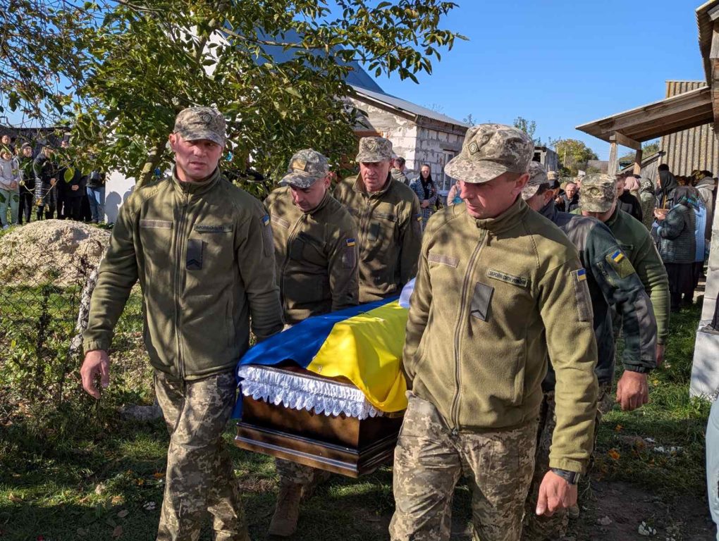 У Колодяжненській громаді попрощалися із воїном Петром Жуком