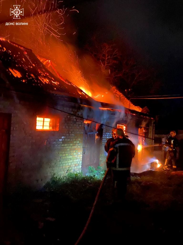За ніч волинські вогнеборці ліквідували дві пожежі у приватному секторі