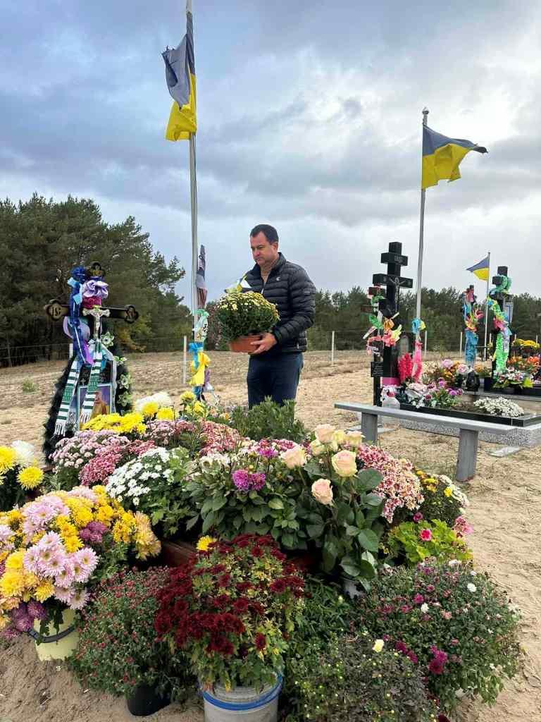 У Ратнівській громаді вшанували пам’ять загиблого на Луганщині воїна Миколи Харківця