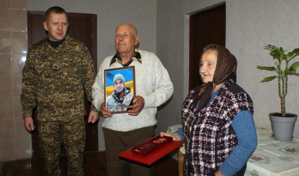 У Рожищенській громаді батькам загиблого захисника вручили його посмертну нагороду