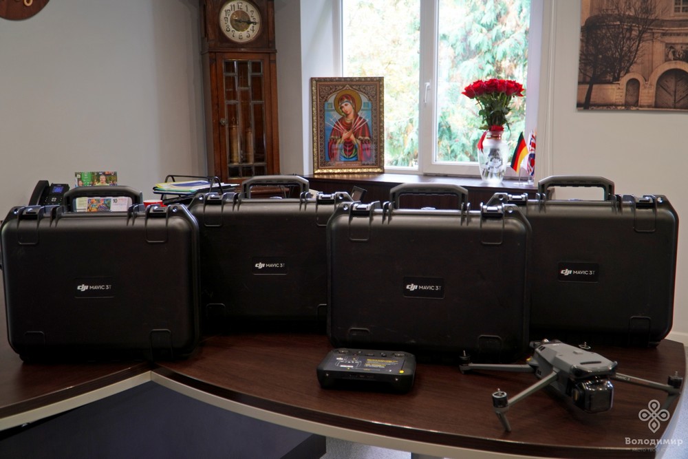 Володимирська громада передала квадрокоптери для потреб 14 бригади