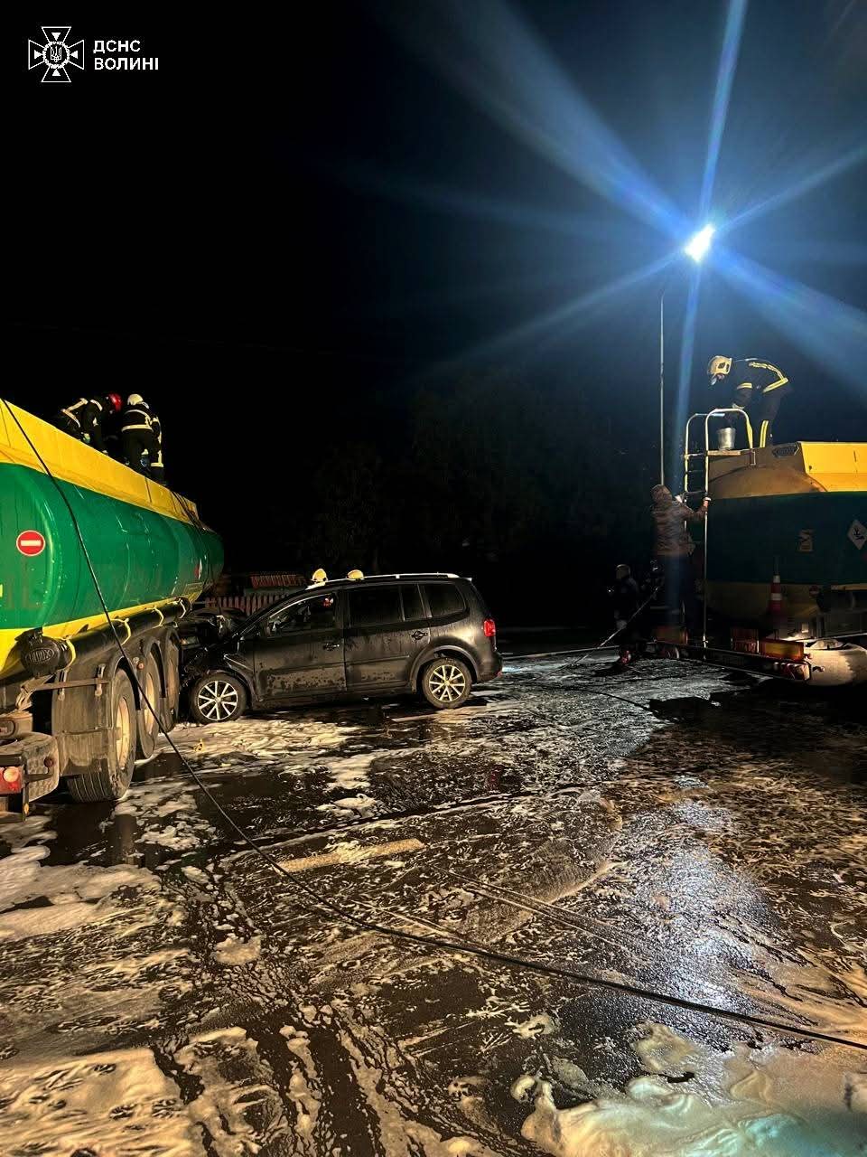 У Дачному легковик зіткнувся з бензовозом