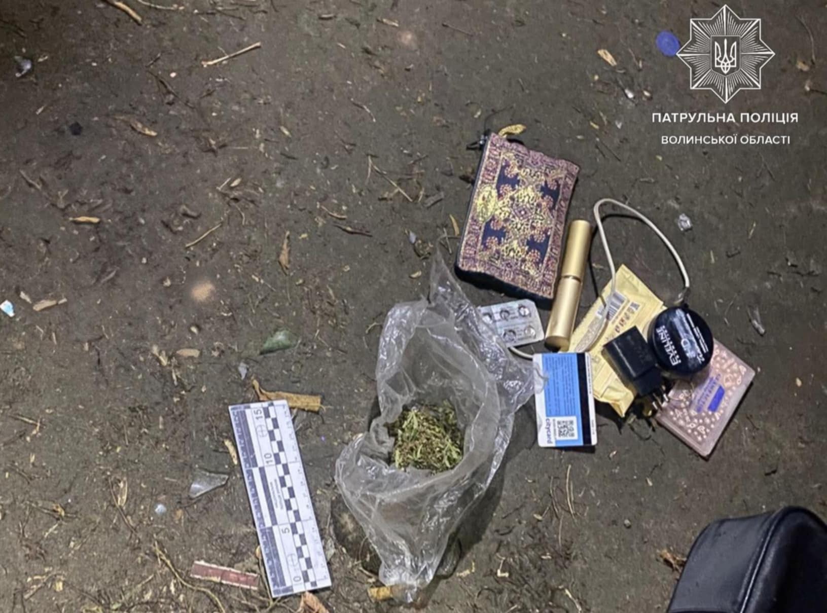 У центрі Луцька у неповнолітньої виявили наркотики
