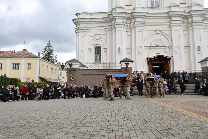 Луцька громада попрощалася з двома загиблими на війні Героями Леонідом Бондаруком та Миколою Яцюком