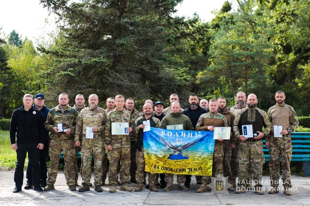 У Луцьку поліцейським-добровольцям, які захищають Україну, вручили відзнаки