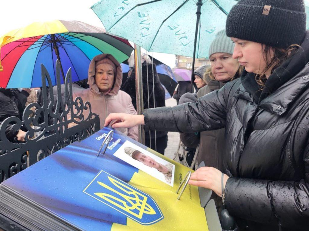 У Ковелі відкрили книгу Надії «Ми чекаємо Вас», присвячену полоненим та безвісти зниклим Захисникам громади