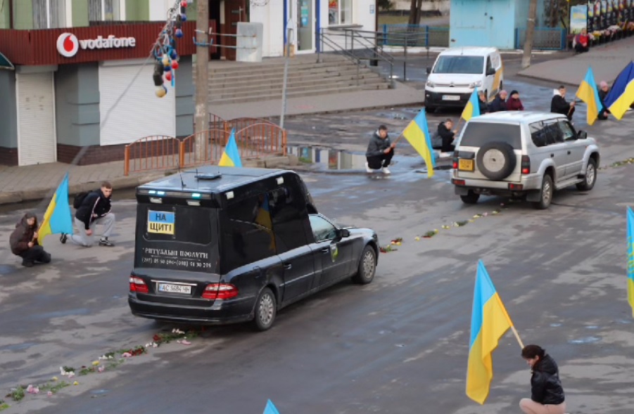 У Камінь-Каширській громаді попрощаються із воїном Русланом Харчиком