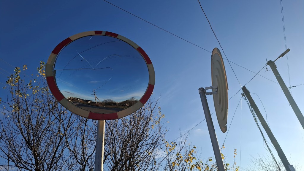 У Камені-Каширському вандали пошкодили бордюри та дорожні сферичні дзеркала