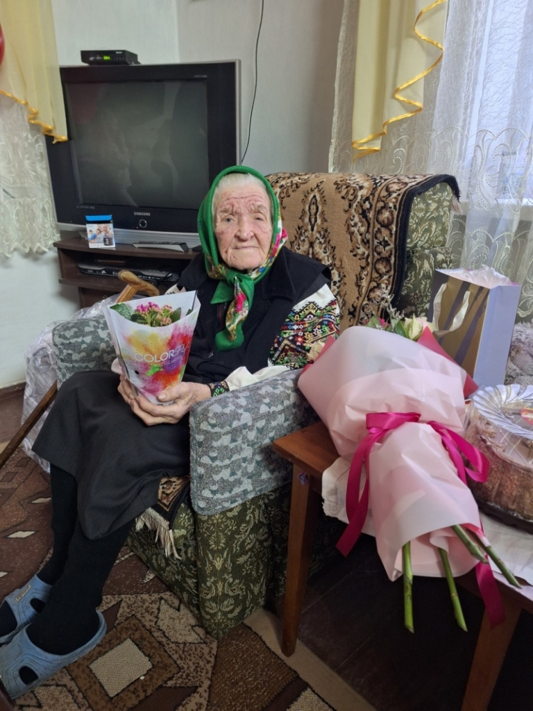 У Маневицькій громаді привітали зі 100-річчям довгожительку