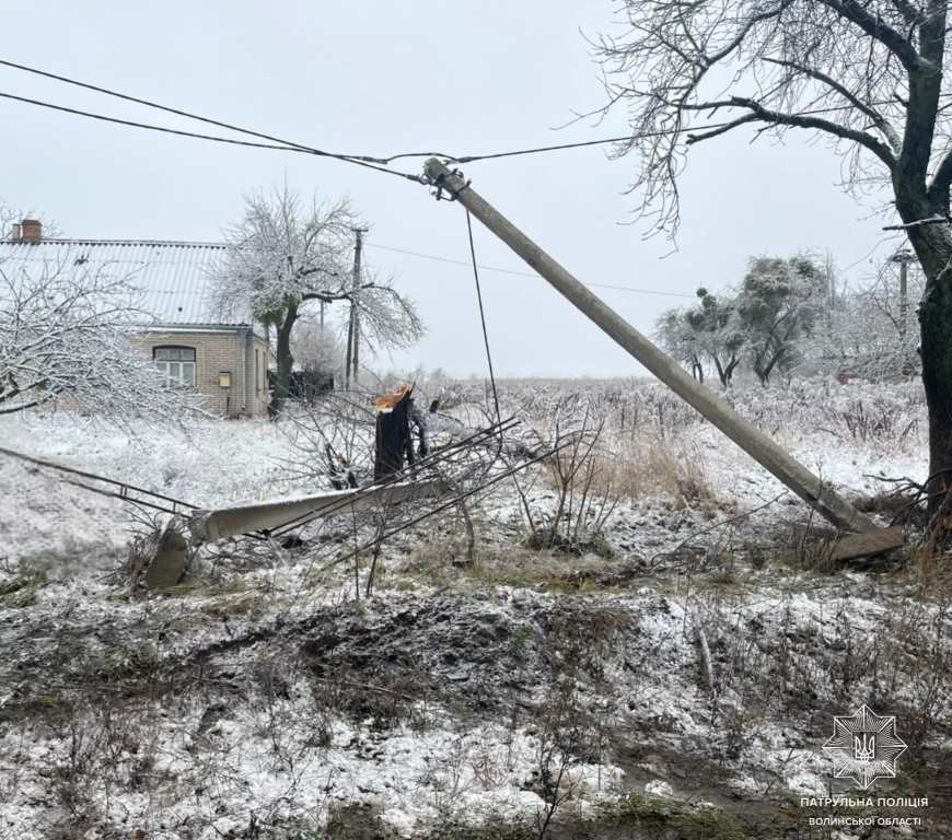 Поблизу Луцька водій допустив наїзд на електроопору та паркан