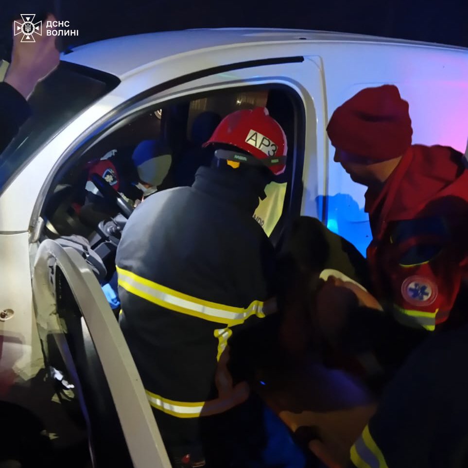 У селі поблизу Луцька рятувальники деблокували водія із пошкодженого внаслідок ДТП авто