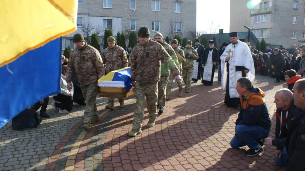 Рожищенська громада на колінах проводжала в останню путь Вячеслава Бовконюка – захисника України з села Сокіл