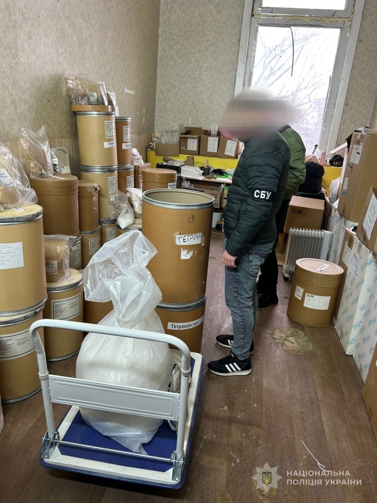 Волинські поліцейські допомогли викрити групу осіб, що незаконно збували тетракаїн, замаскований під інший засіб