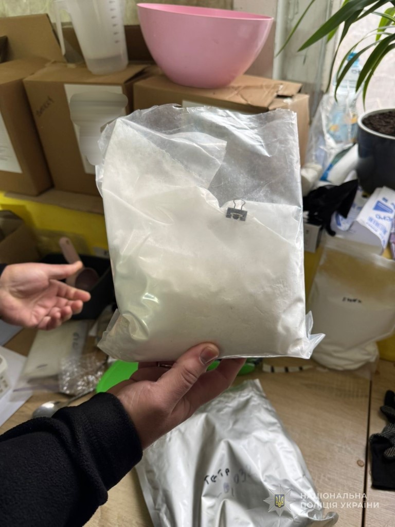 Волинські поліцейські допомогли викрити групу осіб, що незаконно збували тетракаїн, замаскований під інший засіб